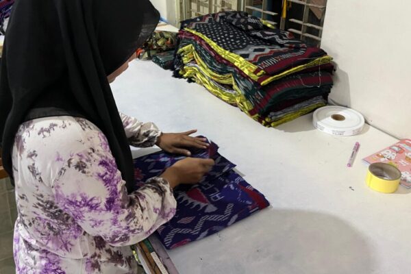 19 proses quality control kedua dan pelipatan sarung