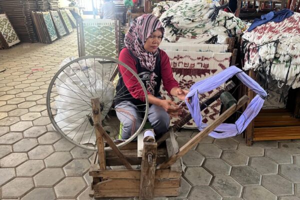 2 proses kelosan benang rayon putih polos