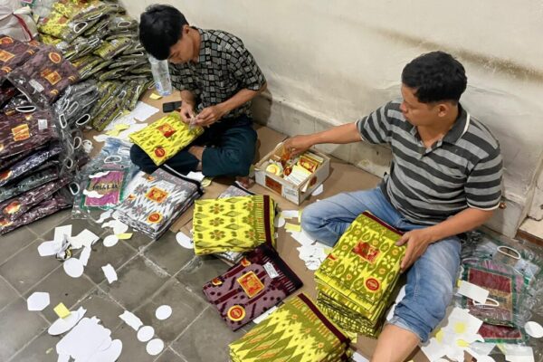 20 proses pengemasan sarung al fajri