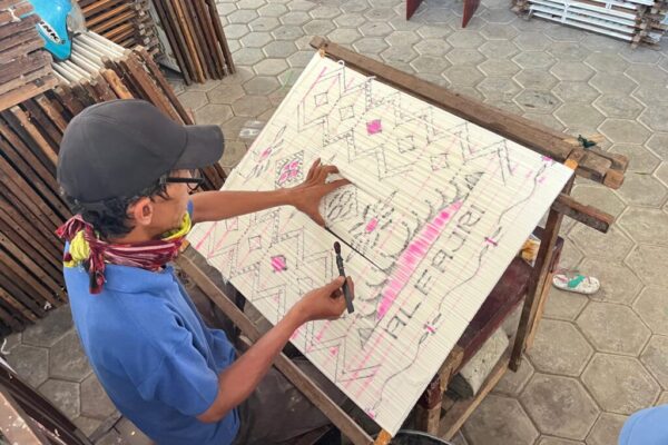 5 proses menggambar motif sarung pada baki secara manual