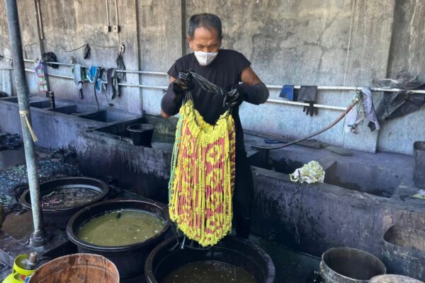 8 proses pewarnaan benang rayon