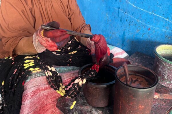 9 proses coletan pewarnaan motif pada sarung